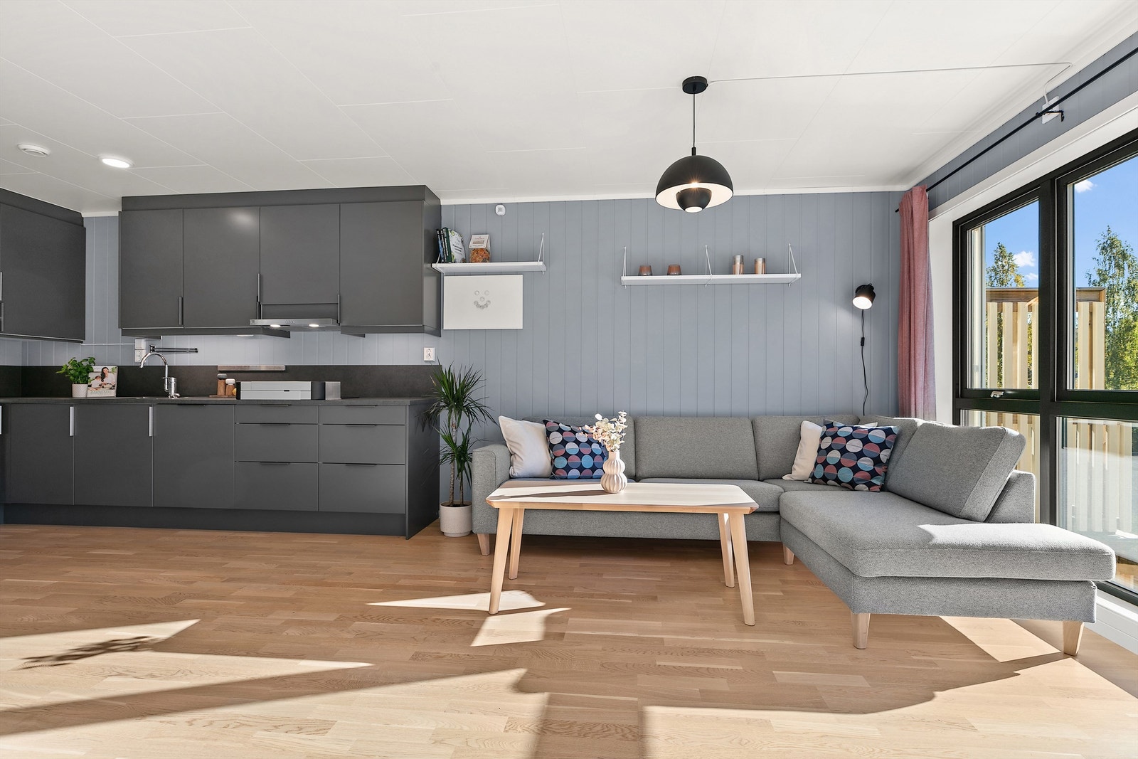 Plass til både sofa- og spisegruppe, perfekt for familie og gjester. Galleribilde