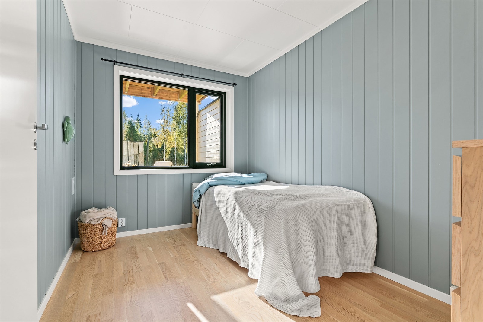 Fleksible rom som kan brukes som barnerom, kontor eller walk-in closet. Galleribilde