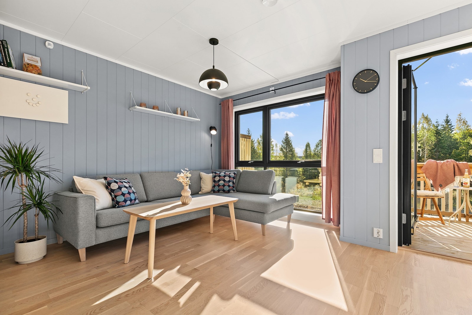 Store vinduer slipper inn mye dagslys, og for solskjerming er det montert zipscreen. Galleribilde