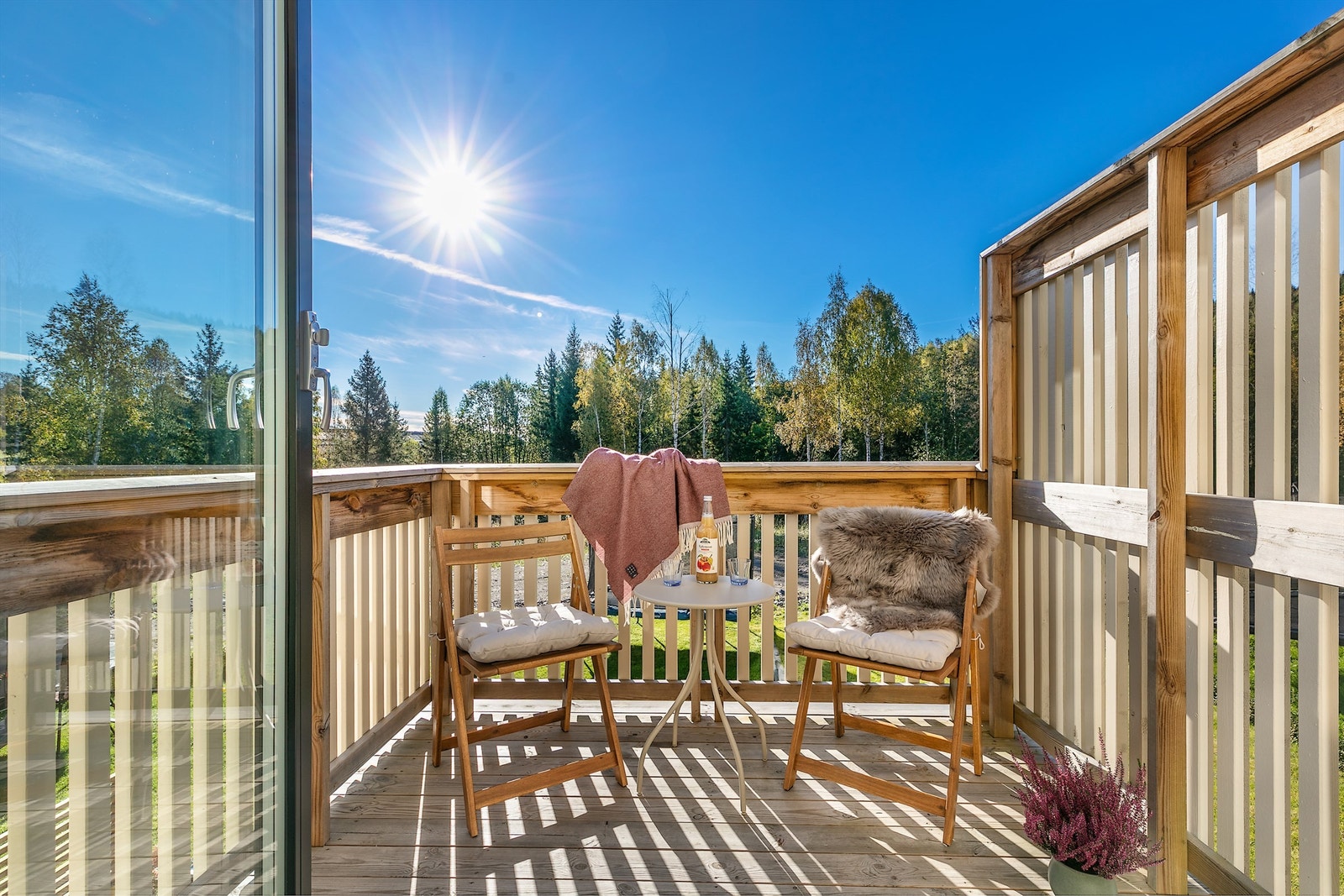To altaner på hver sin side av huset, så man kan følge solen hele dagen. Stor markise over denne altanen for god solskjerming. Galleribilde