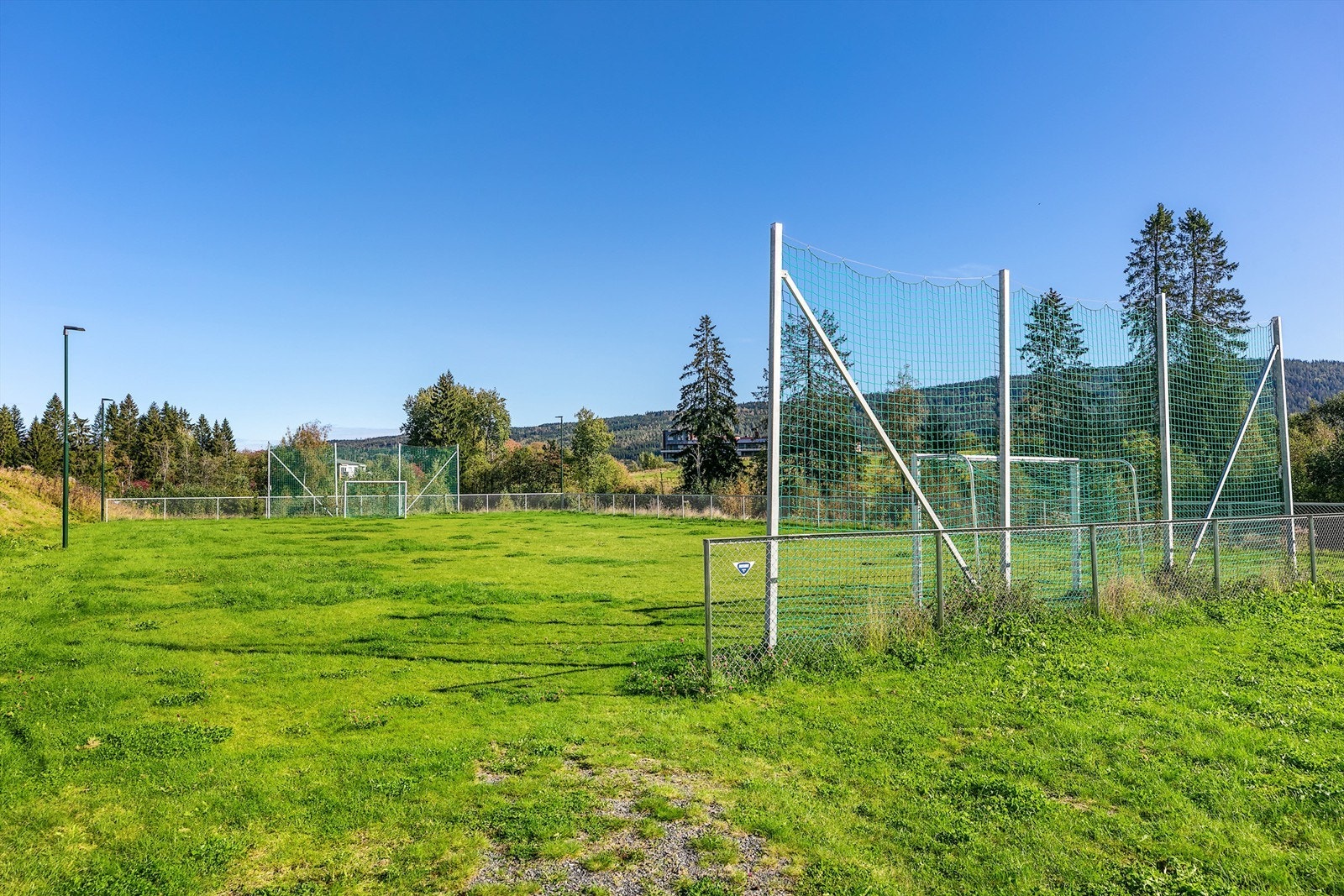 Stor fotballbane til glede for fotballinteresserte barn og ungdom. Galleribilde