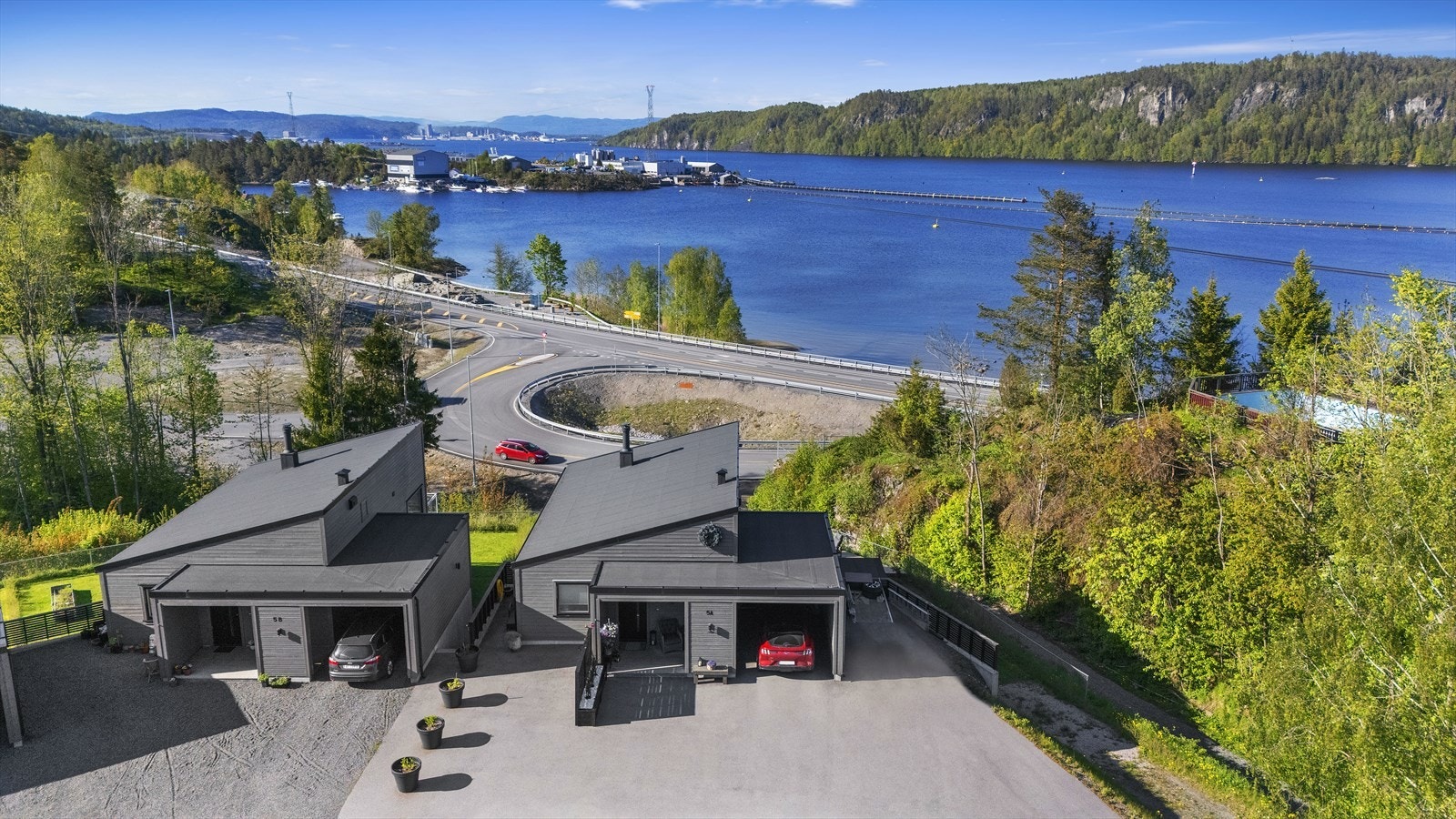 Stor gårdsplass med mange parkeringsplasser Galleribilde