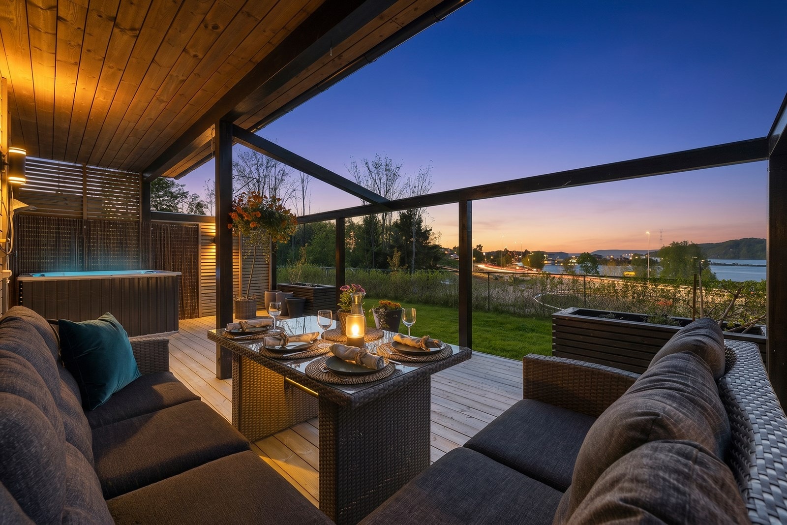 Stor delvis overbygd terrasse Galleribilde