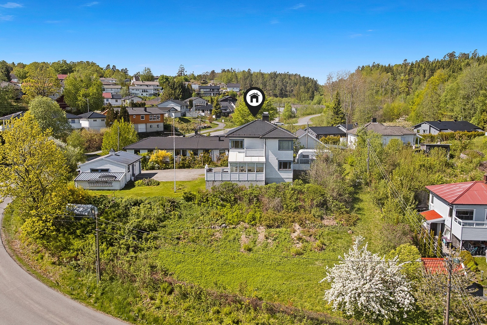 Her bor du kun et par minutter fra E18 med kort vei til flere sentrale byer i Vestfold og Telemark. Galleribilde