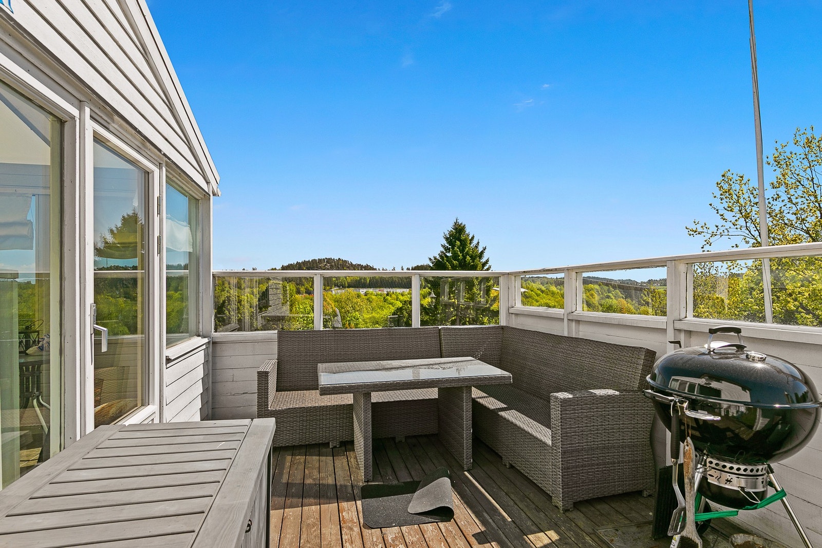 Fra vinterhagen er det også utgang til sydvendt terrasse med gode solforhold. Galleribilde