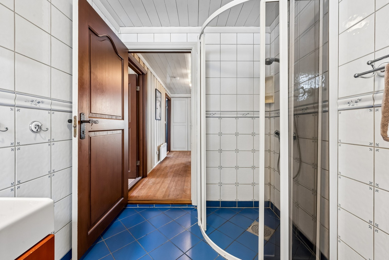Bad tilknyttet soveromsfløyen. Galleribilde