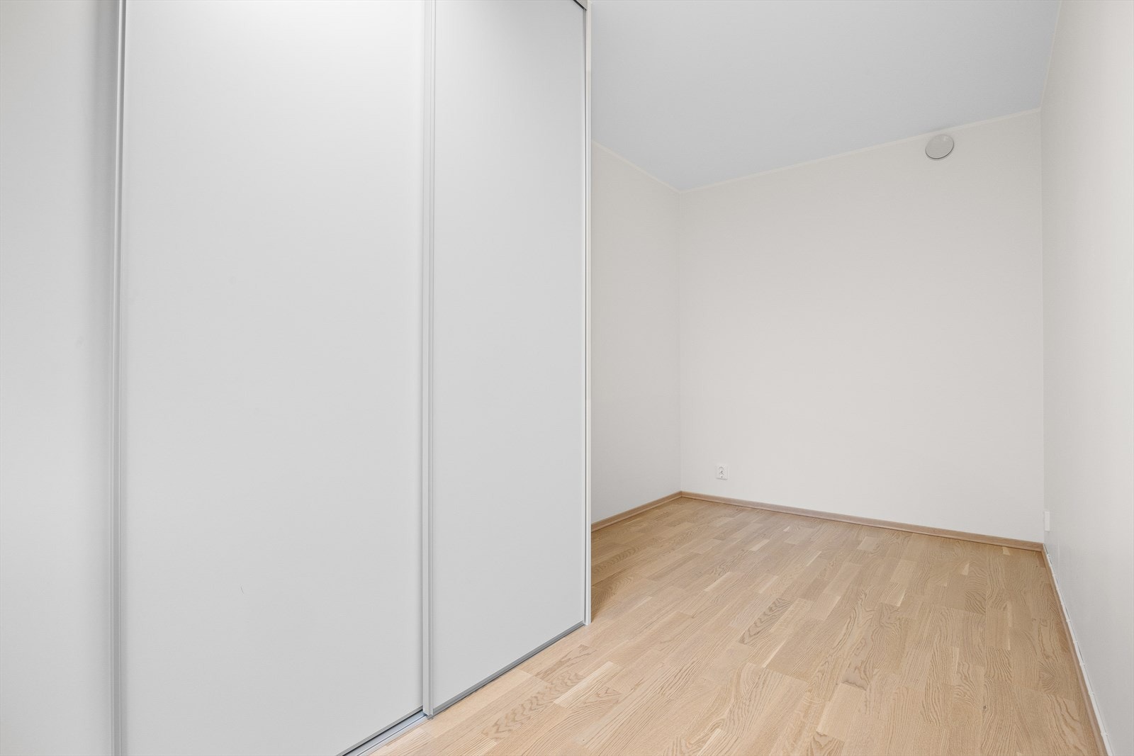 Det er praktisk skyvedørsgarderobe på soverommet. Galleribilde