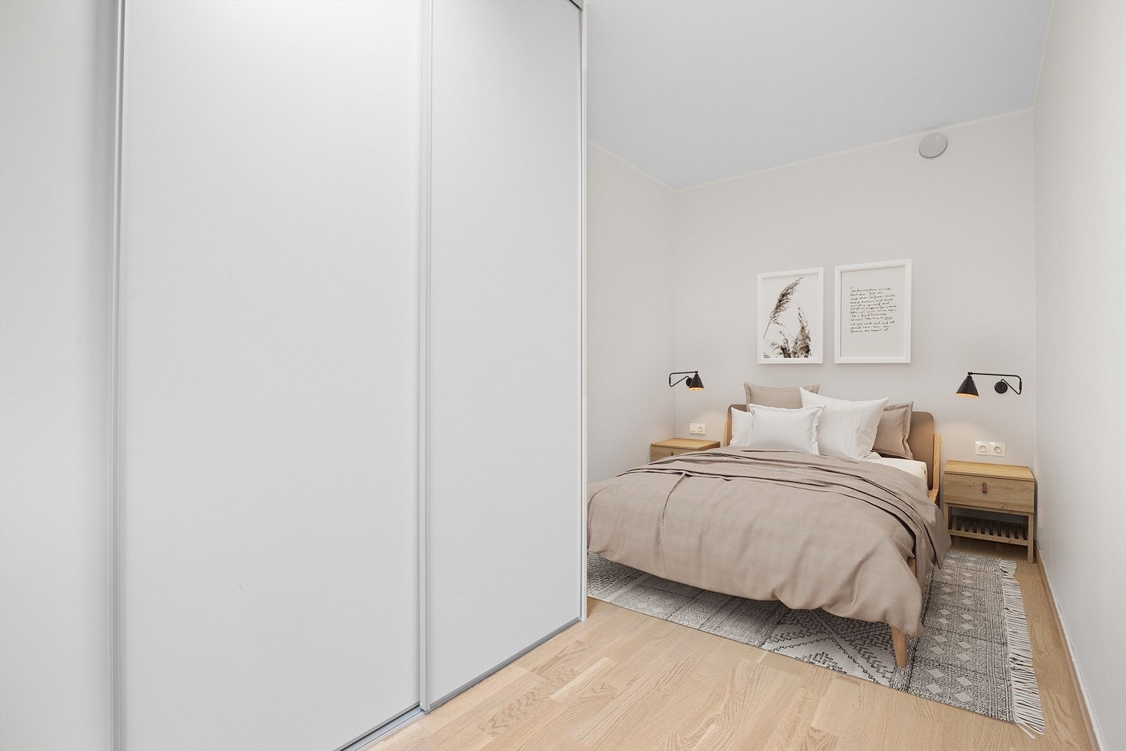 Digitalt innredet med seng og nattbord. Balansert ventilasjon gir godt inneklima. Galleribilde