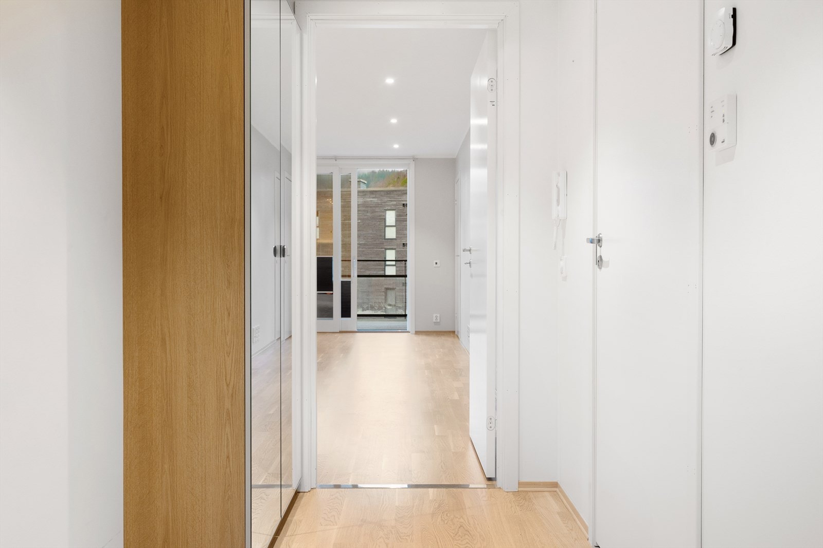 Velkommen inn! Gangen/entréen er lys og pen. Her er det god plass til yttertøy medfølgende skapløsning. God plass til skoskap og lignende om ønskelig. Galleribilde