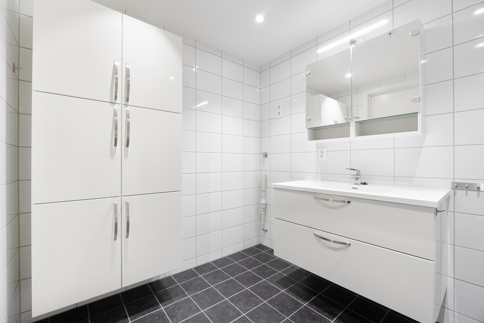 Det er også praktiske vegghegte skap på badet. Opplegg for vaskemaskin. Galleribilde