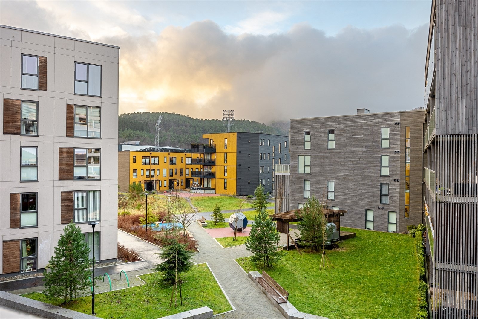 Fellesarealene er pent beplantet. Det er flere sittegrupper og lekeplasser i atrium / nærområdet. Galleribilde