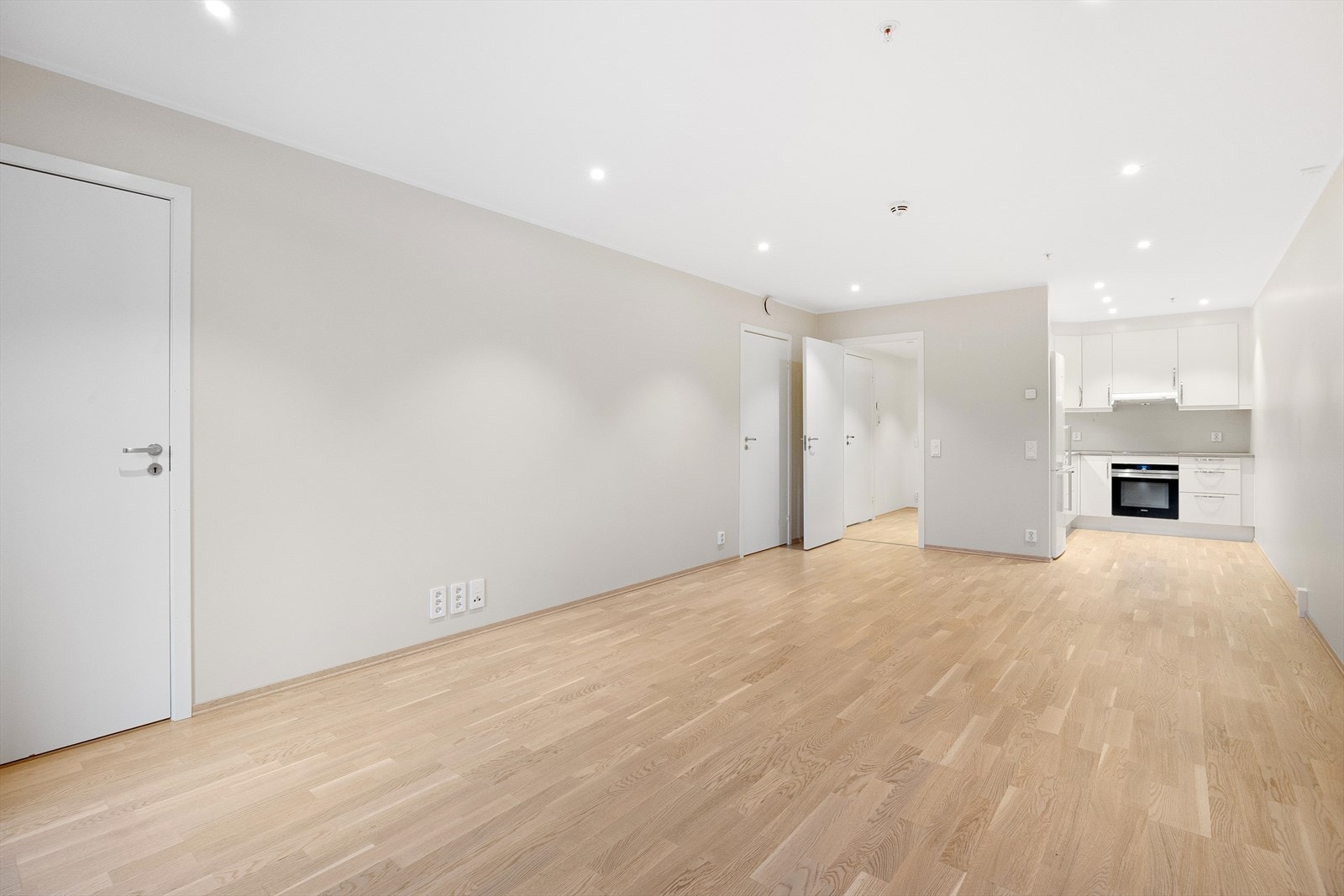 Moderne åpen / stue kjøkkenløsning. Downlights i taket. Galleribilde