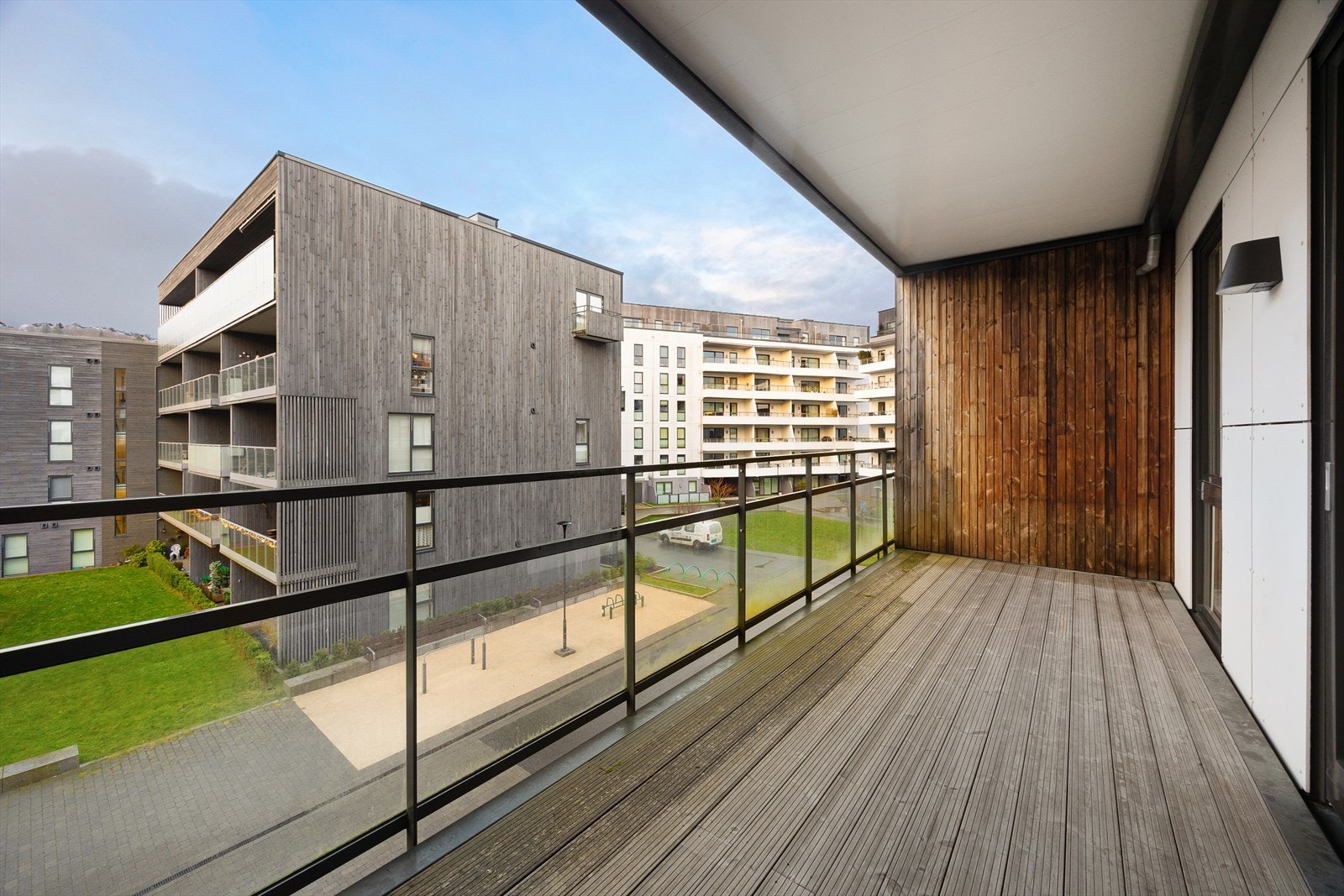 Balkongen er på ca. 12 m² og har kan du nyte ettermiddags- og kveldssol. Utebelysning. Galleribilde