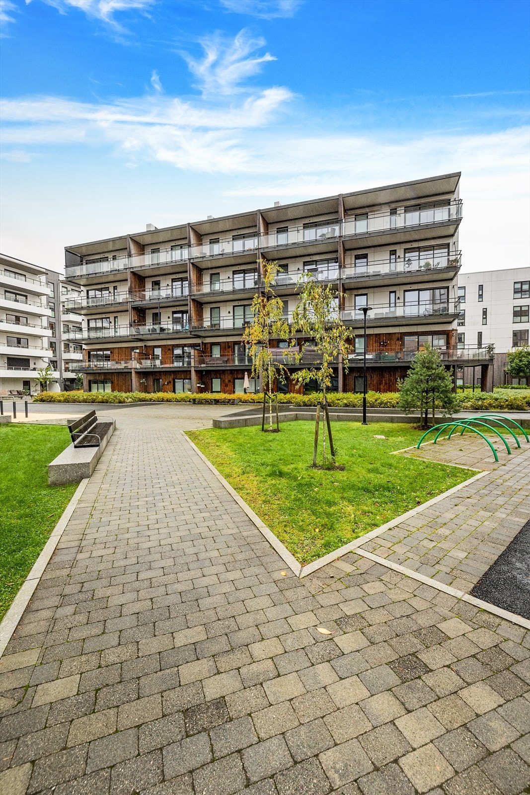 Uteområdene er pent opparbeidet med gressplen, beplanting og belegningsstein. Galleribilde