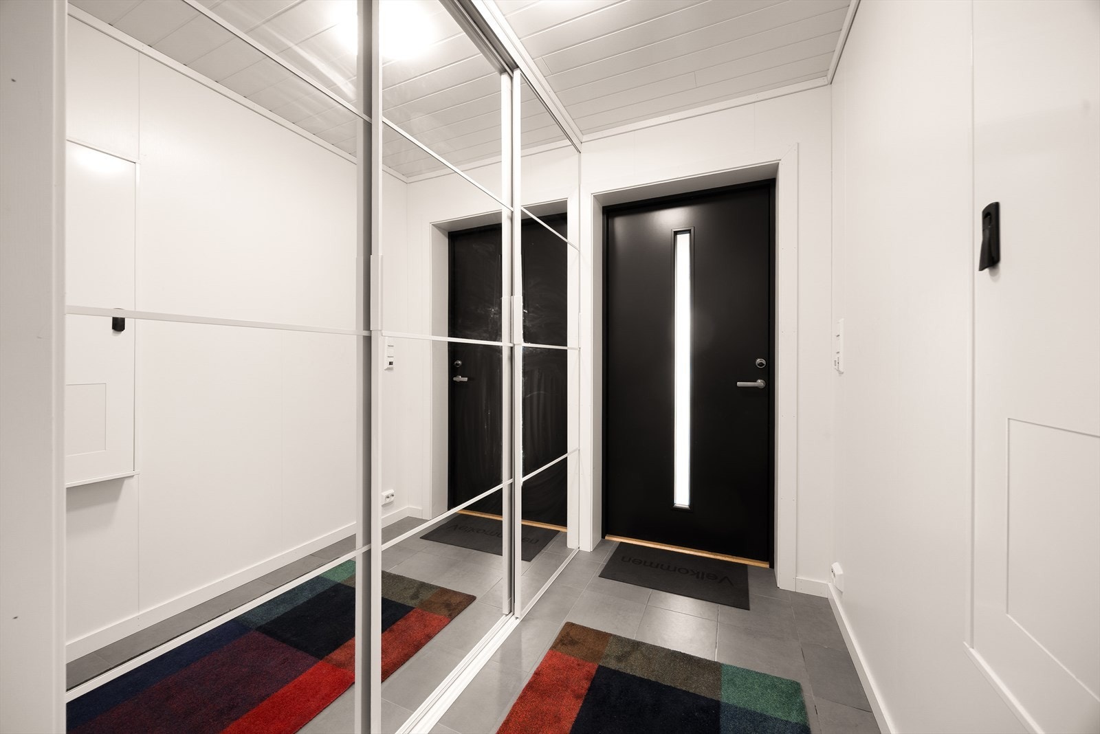 I entreen er det en stor skyvedørsgarderobe med speildører og god plass til sko og yttertøy. Galleribilde