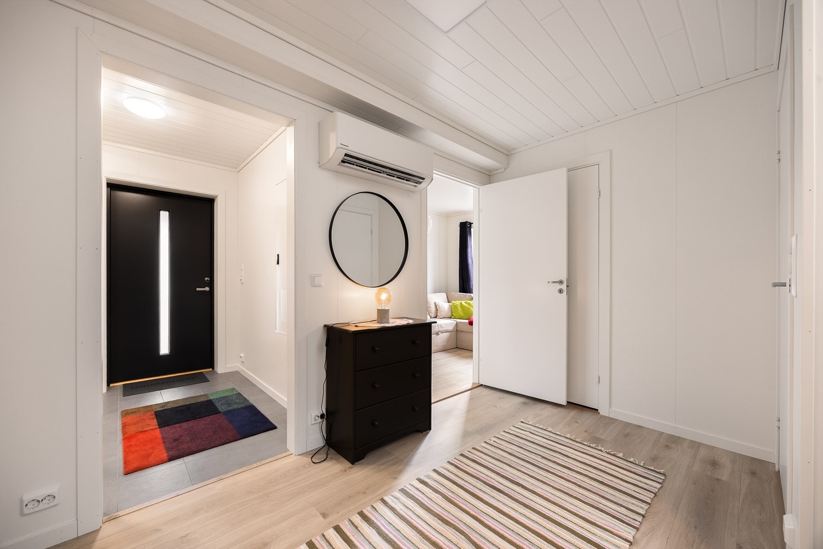 I hallen er det installert varmepumpe som gir god varme i boligen. Entreen har praktiske flis på gulv med varmekabler. Galleribilde