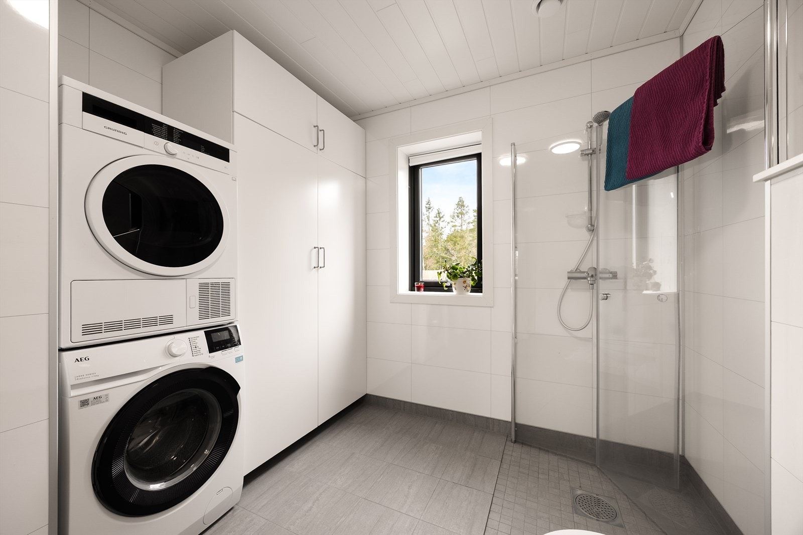 Badet har også opplegg for vaskemaskin og et romslig skap med god oppbevaringsplass. Det er varmekabler i gulv og balansert ventilasjon. Galleribilde