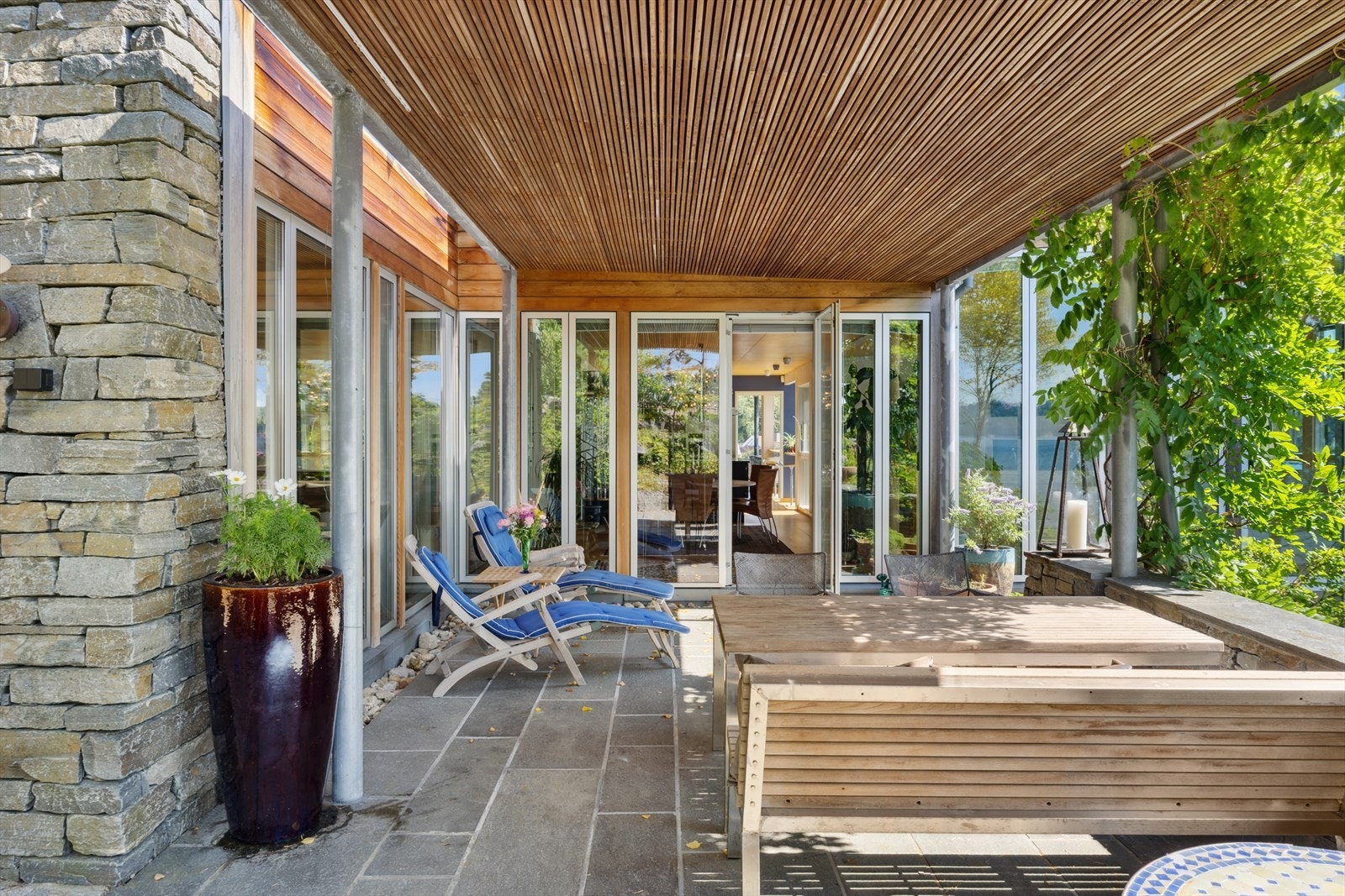På sommeren er det frodig og du får fort en følelse av å være tett på naturen Galleribilde