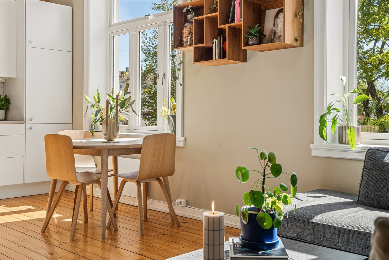 Her varer pausene litt lenger, lyset treffer akkurat riktig, og det er fort gjort at én kaffe blir til to. Galleribilde