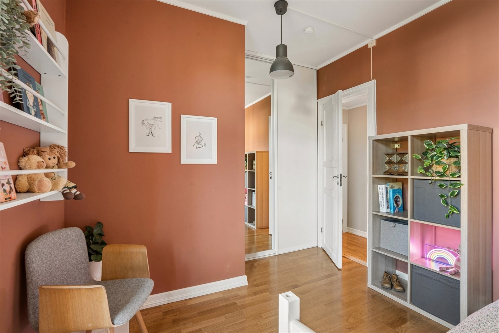 Soverom 2 byr på svært gode oppbevaringsmuligheter med rikelig plass i tilpasset skyvedørsgarderobe. Galleribilde
