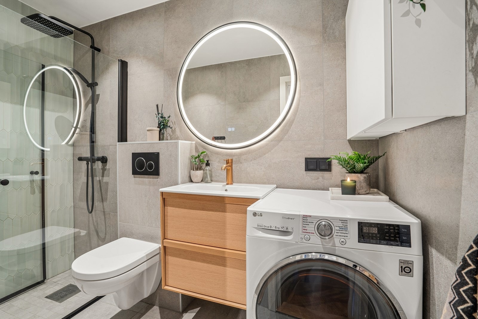 Badet ble totalrenovert i 2024 og leverer akkurat den følelsen du håper på, med lune materialer, varme toner, regndusj og en gjennomført utførelse som setter standarden for resten av boligen. Galleribilde