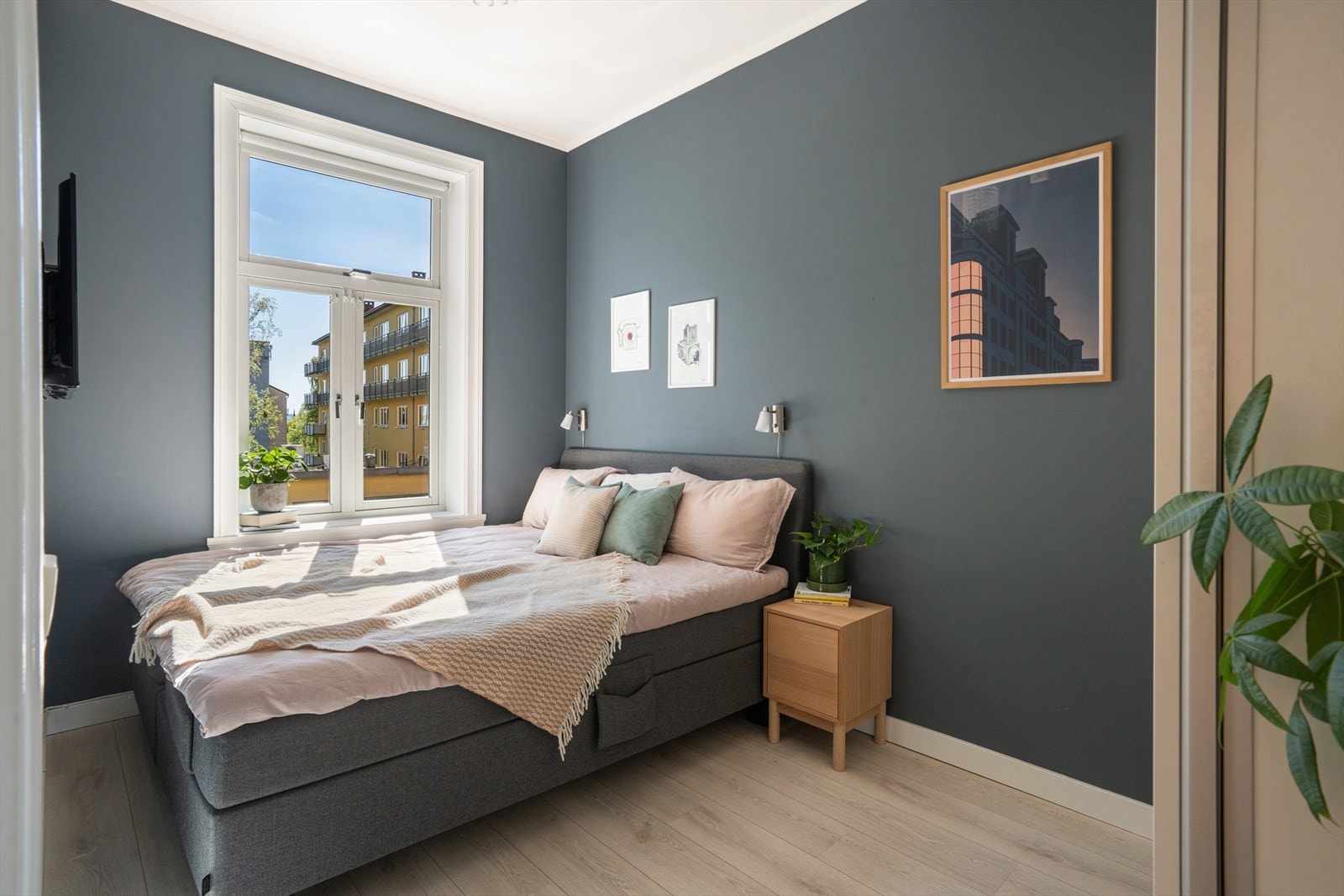 Lunt og rolig soverom av god størrelse, med plass til dobbeltseng og det du ellers trenger, samtidig som vinduet slipper inn rikelig med lys som gir rommet et fint og behagelig uttrykk. Galleribilde