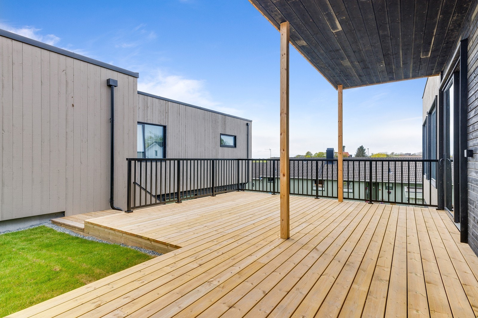 Stor terrasse med gode solforhold og fin utsikt. Galleribilde