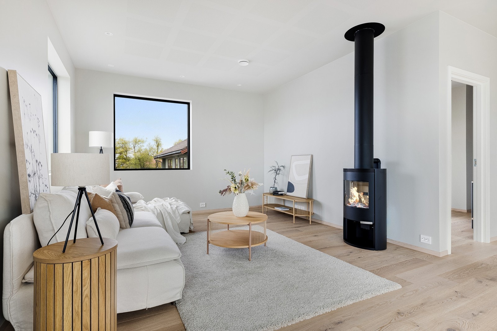 God planløsning med naturlig plass til sofagruppe og tv i forbindelse med vedovn. Galleribilde