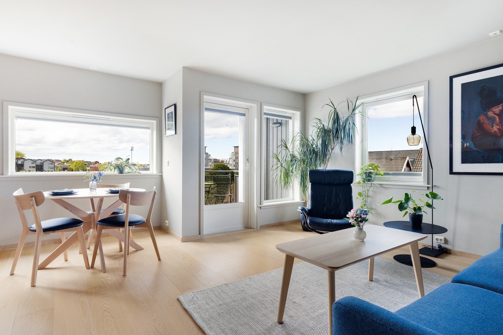 Lyst og trivelig med terrassedør ut til balkong med gode solforhold. Galleribilde