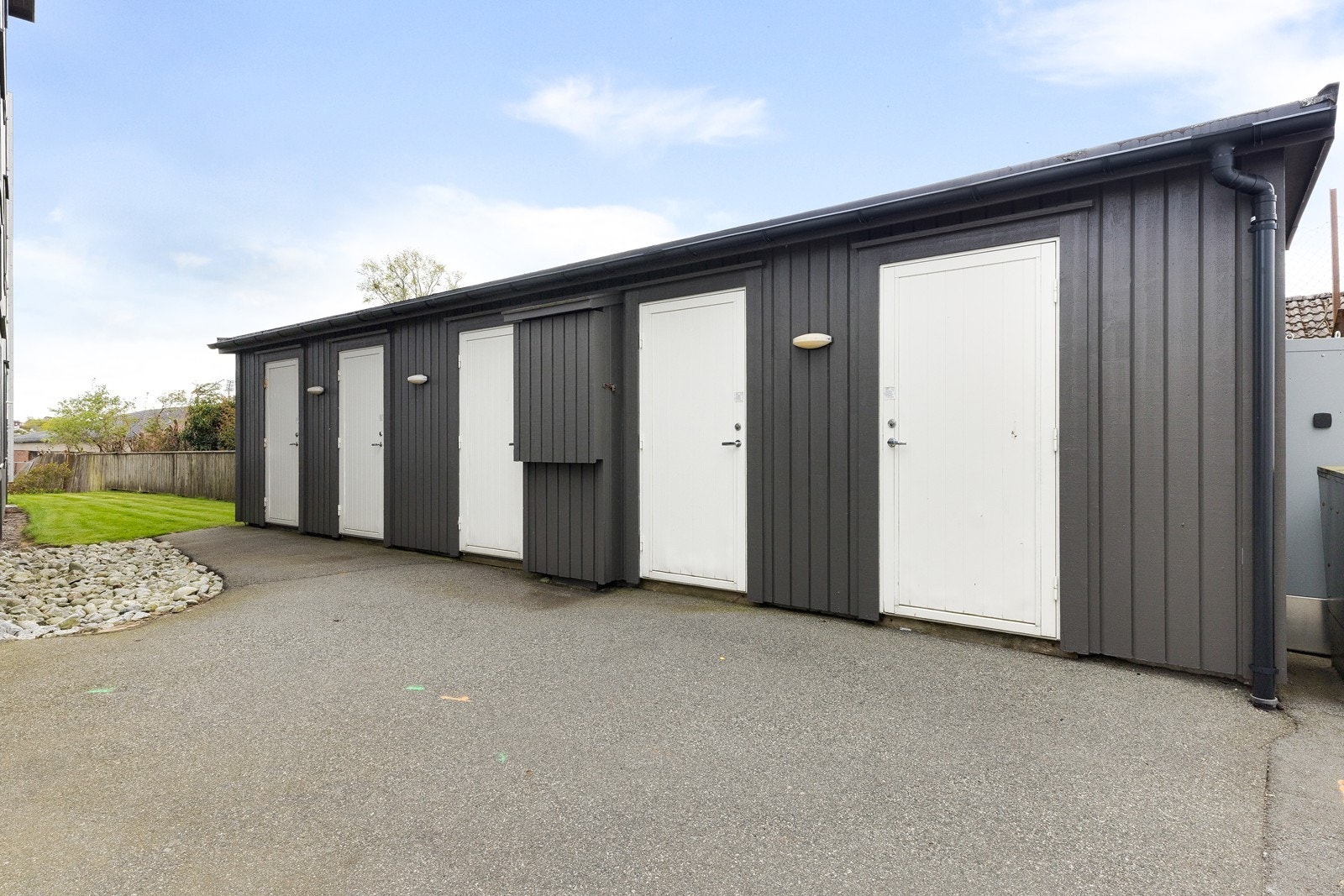Sportsbod like ved inngangsparti. Galleribilde