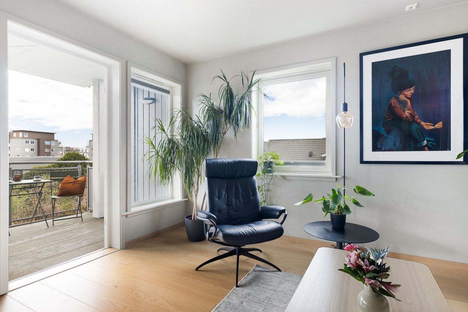 Trivelig stue med utgang til balkong. Galleribilde