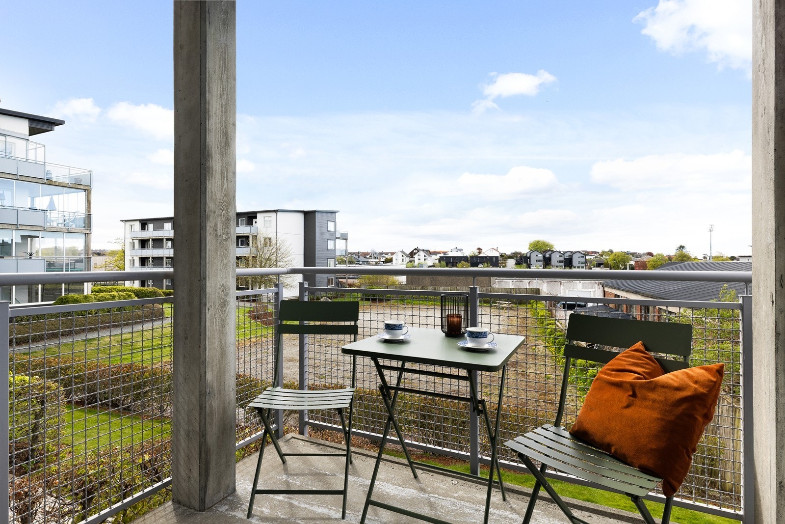 Sørvendt balkong med gode solforhold. Galleribilde