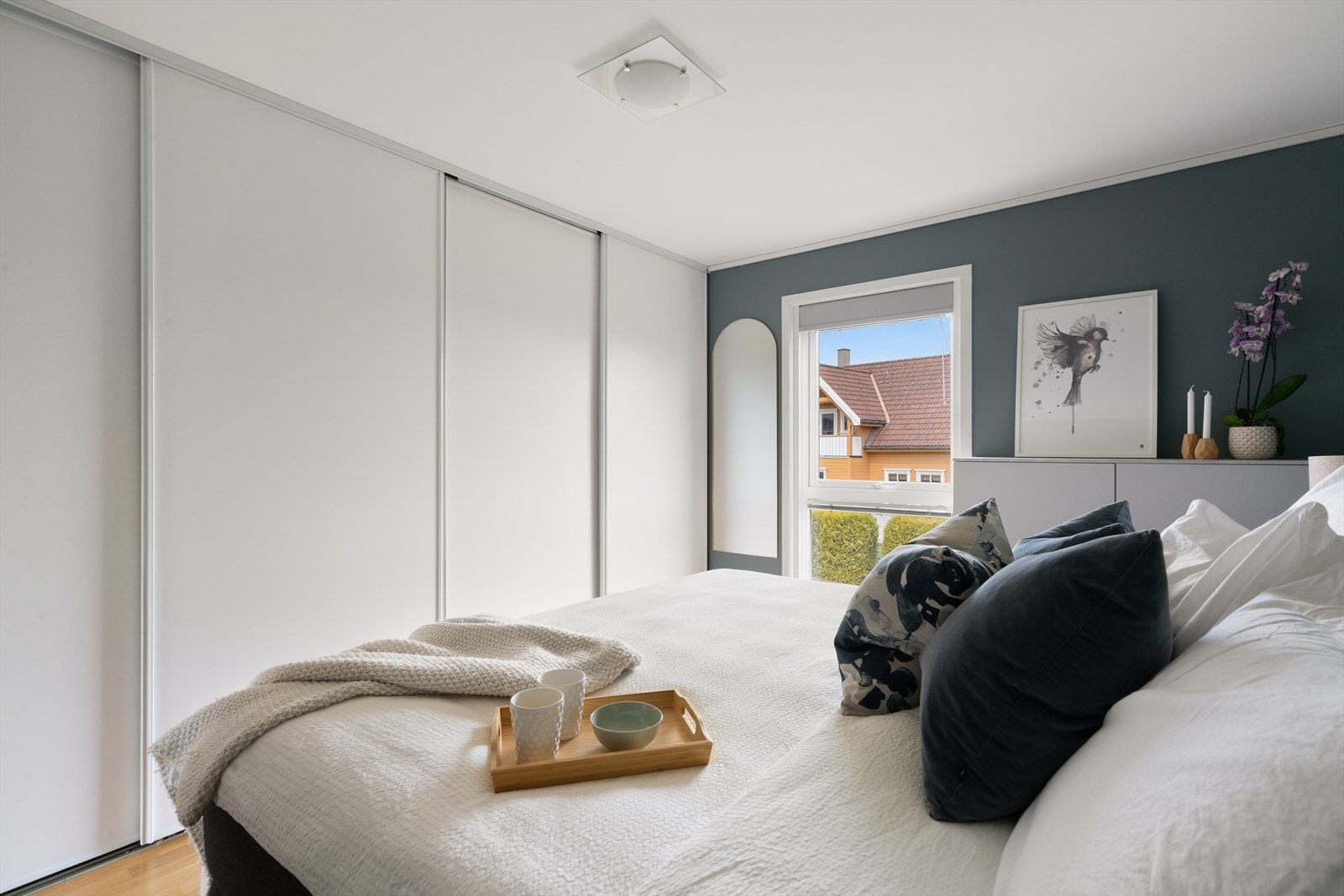 Hovedsoverommet er romslig og behagelig med stor skyvedørsgarderobe langs en hel vegg. Galleribilde