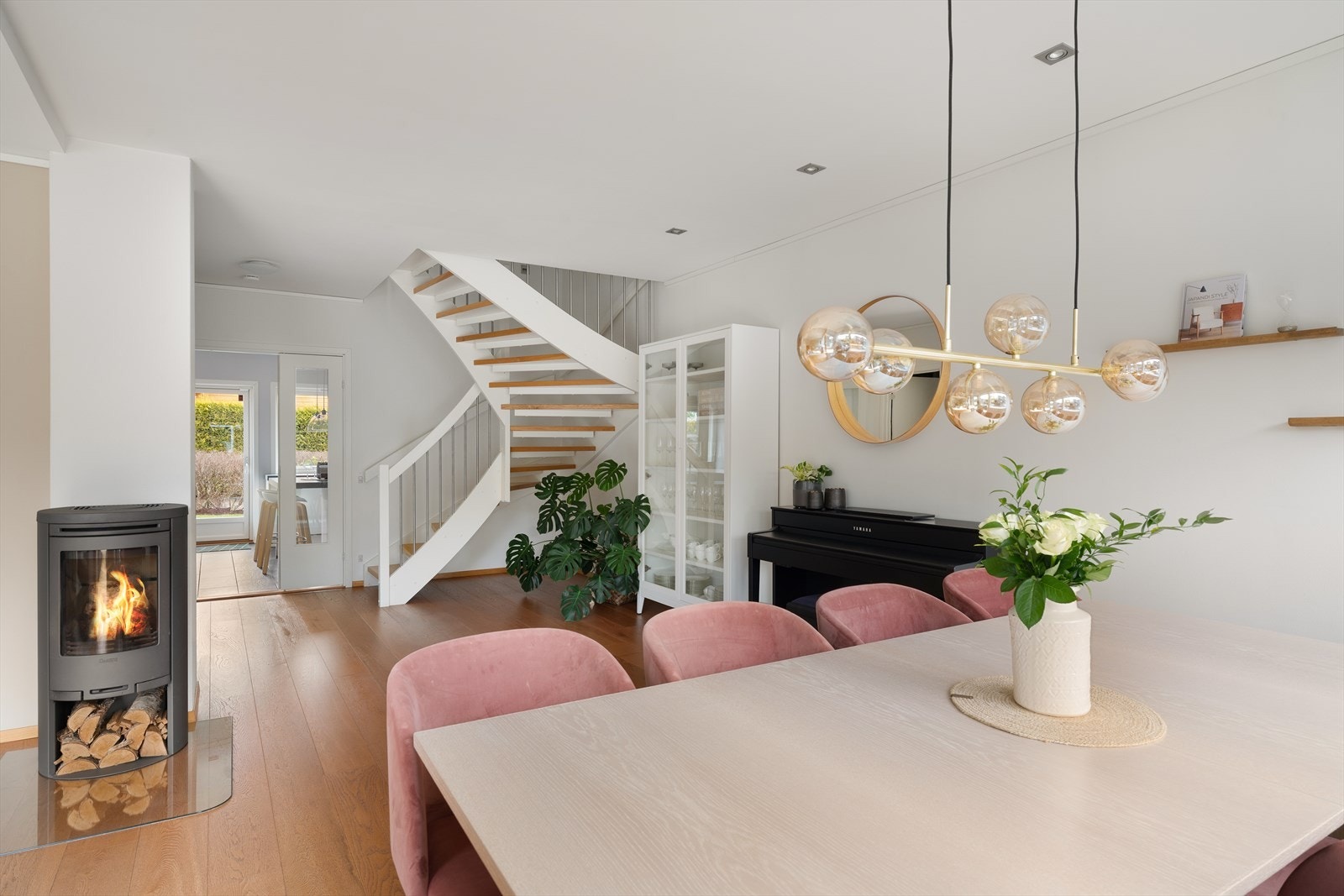 Stuen er delt inn i flere soner, noe som gir deg fleksibiliteten til å skape både en hyggelig sofakrok og en elegant spisestue, avhengig av dine behov. Galleribilde
