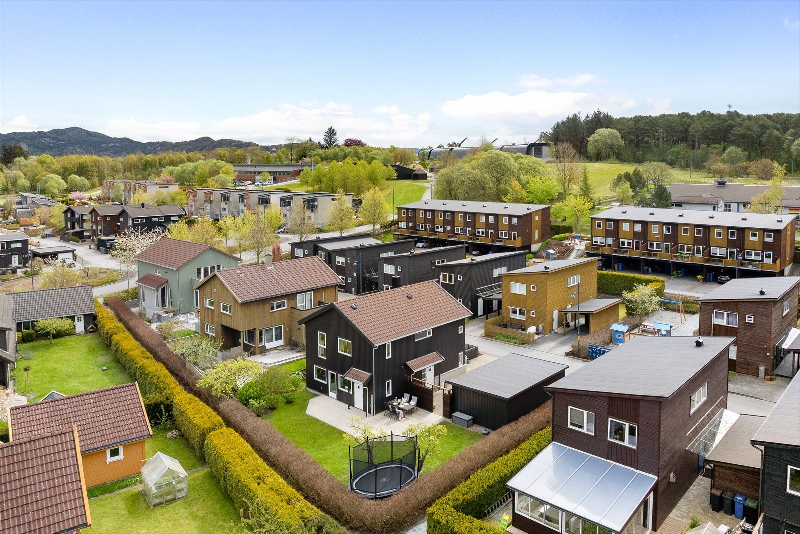 Maurholen 53 tilbyr en idyllisk og familievennlig beliggenhet, perfekt for de som ønsker å bo nær naturen samtidig som alle nødvendige fasiliteter er innen rekkevidde. Galleribilde