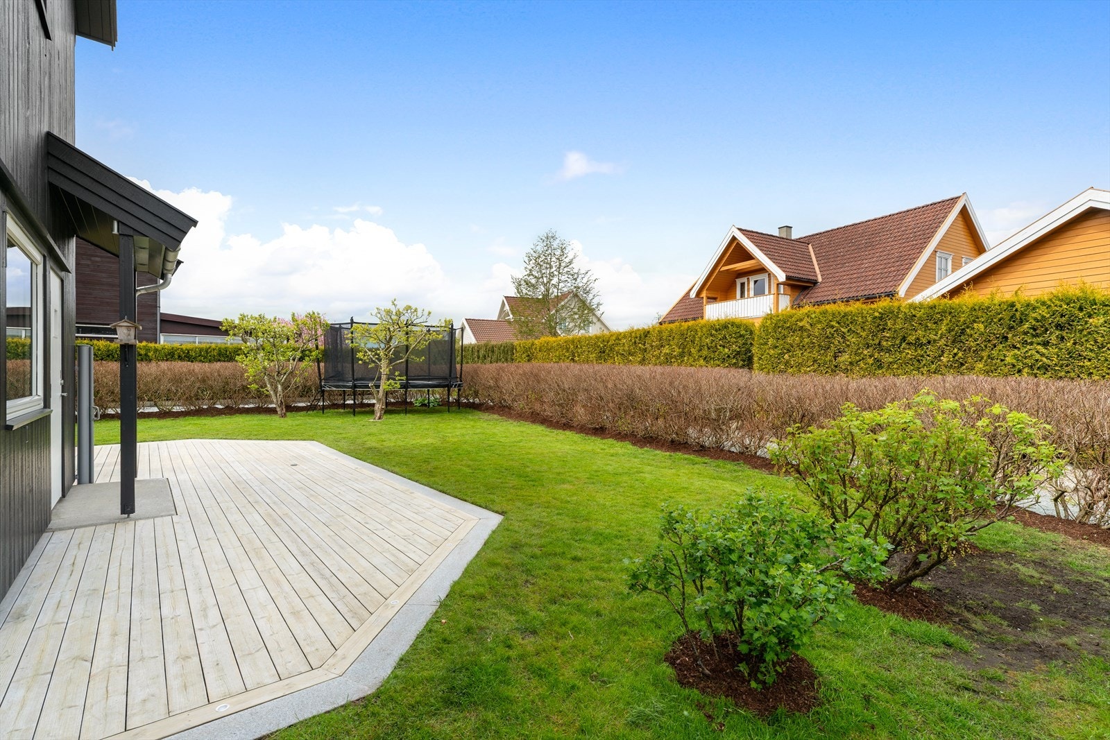 Stor, solrik og usjenert hage og terrasse med attraktiv beliggenhet mot tursti. Her er det rikelig med plass til blant annet trampoline, badebasseng, telt og ulike aktiviteter for hele familien. Galleribilde