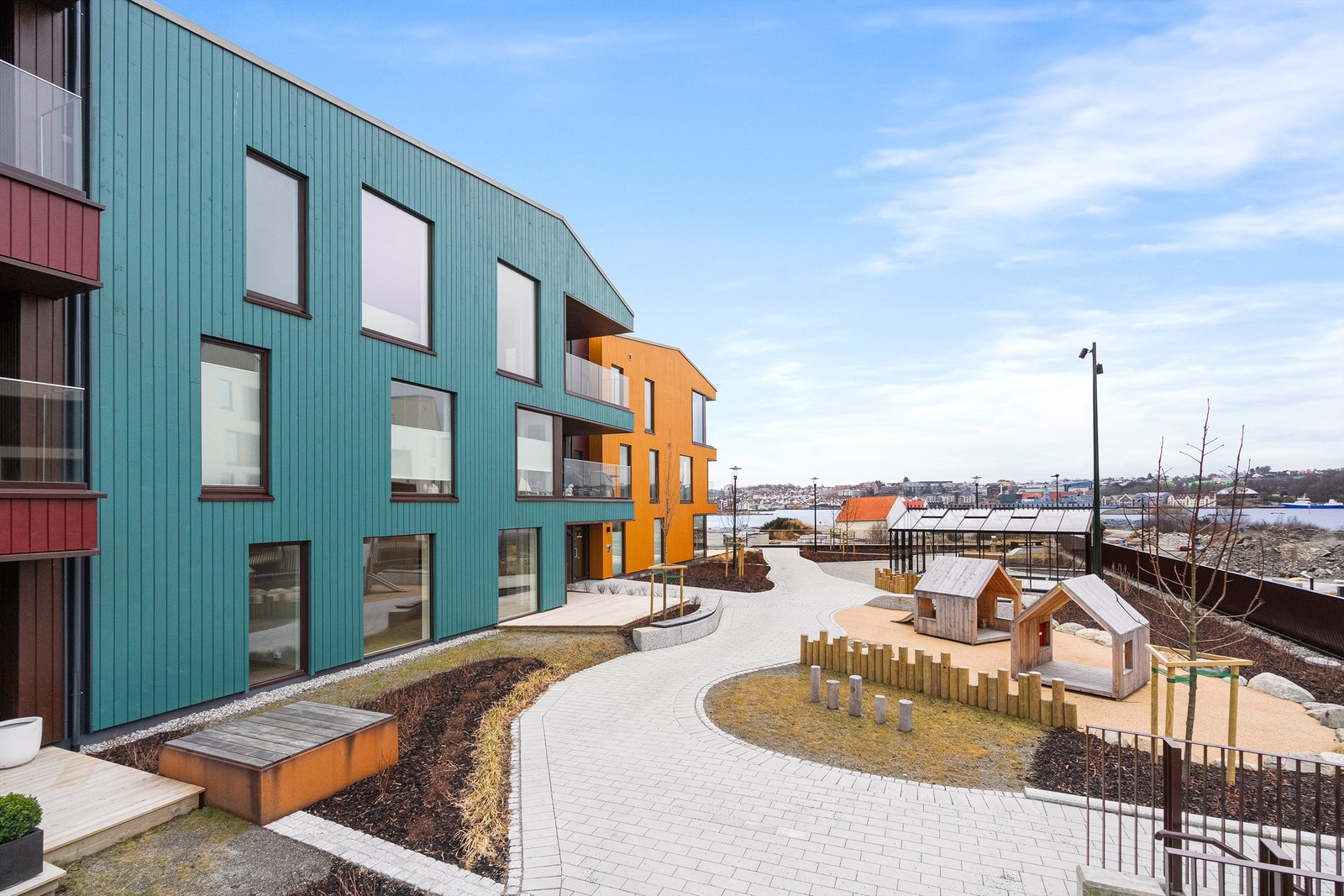 Pynteneset på Engøy er nå under utvikling. Gammel industri byttes ut med nye boliger, mennesker, båtplasser og friområder. Galleribilde
