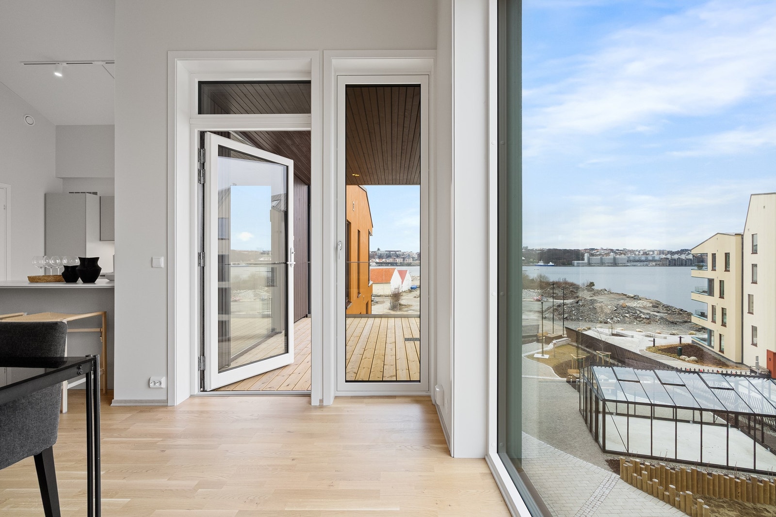 Fra stue og kjøkken er det utgang til overbygget terrasse mot nord-vest med gode møbleringsmuligheter. Galleribilde