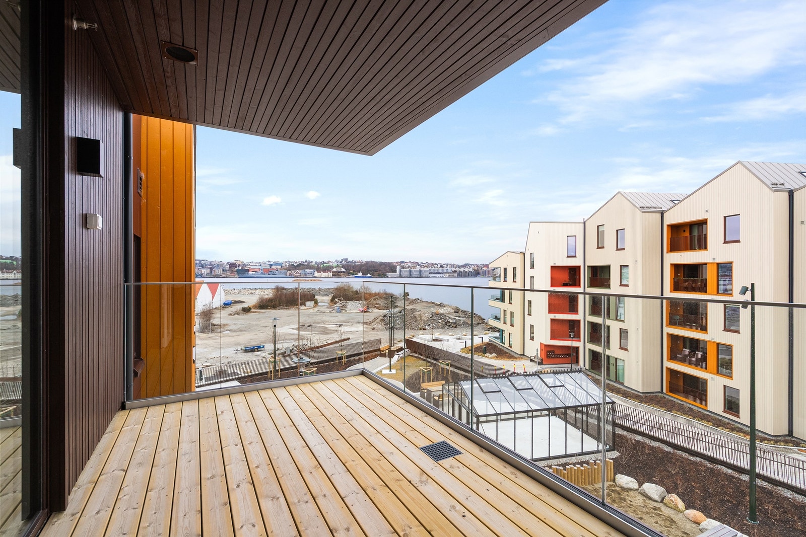 Romslig overbygd terrasse mot nord-vest og delvis sjøutiskt. Galleribilde