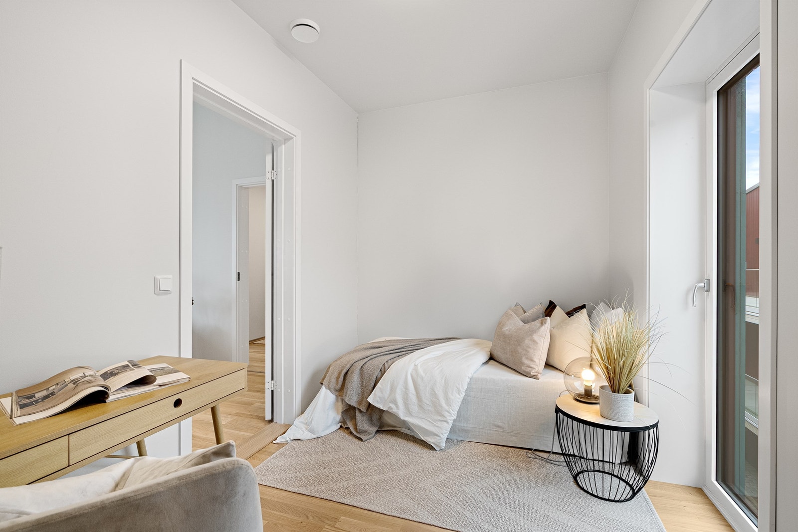 Soverom II ligger ved stue og har plass til seng, nattbord samt skrivepult, om ønskelig. Eventuelt et garderobeskap. Galleribilde