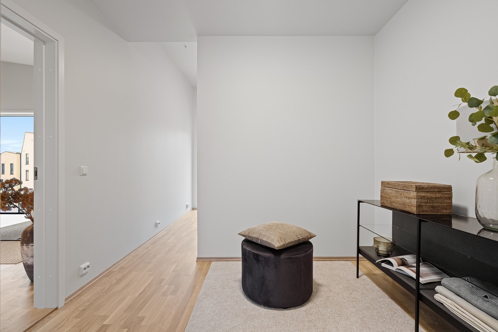 I enden av leiligheten har man en egen avdeling med hovedsoverom, garderobeskap og bad. Galleribilde