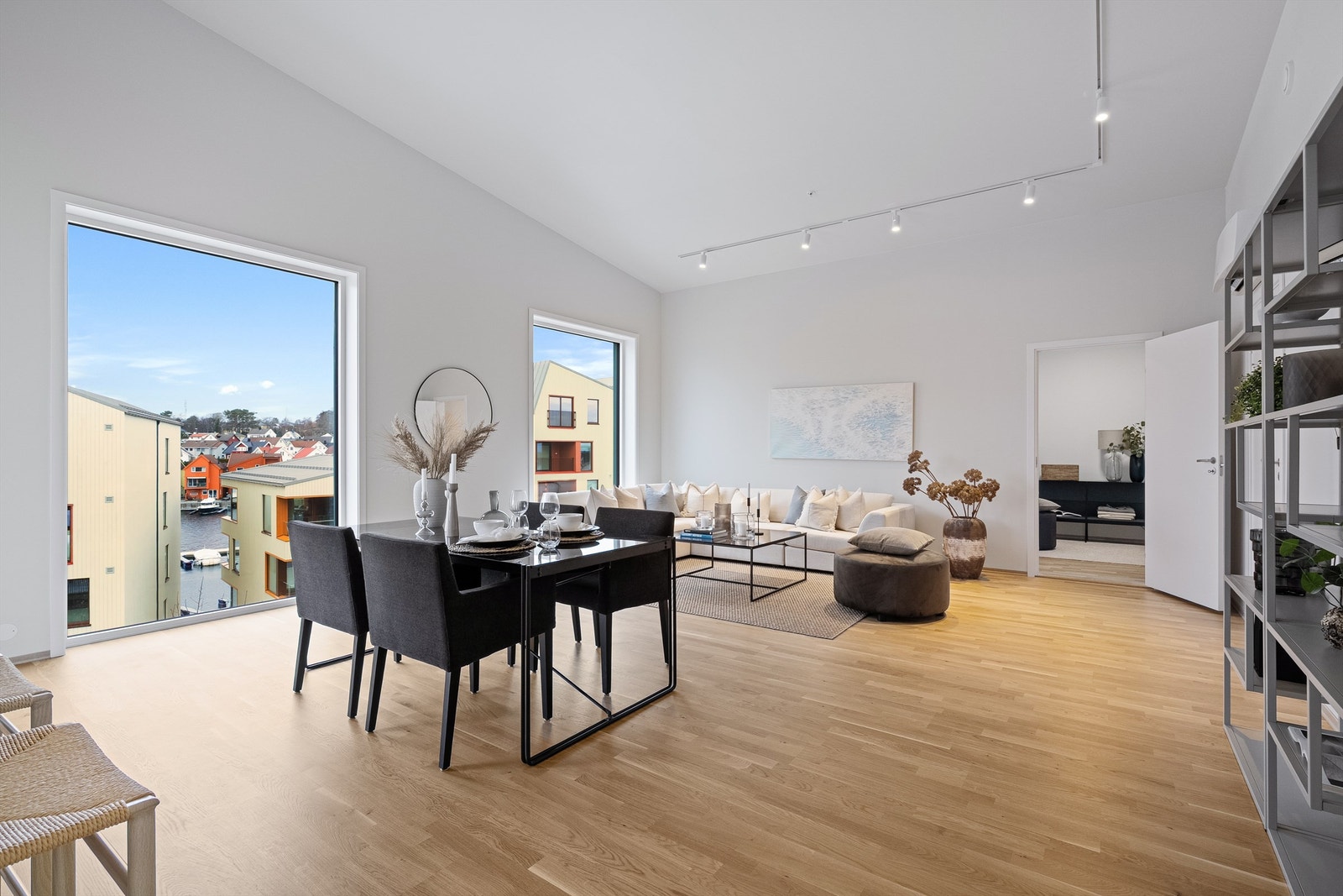 Meget god takhøyde gjennom hele boligen, som gir en ekstra god og åpen romfølelse. Galleribilde
