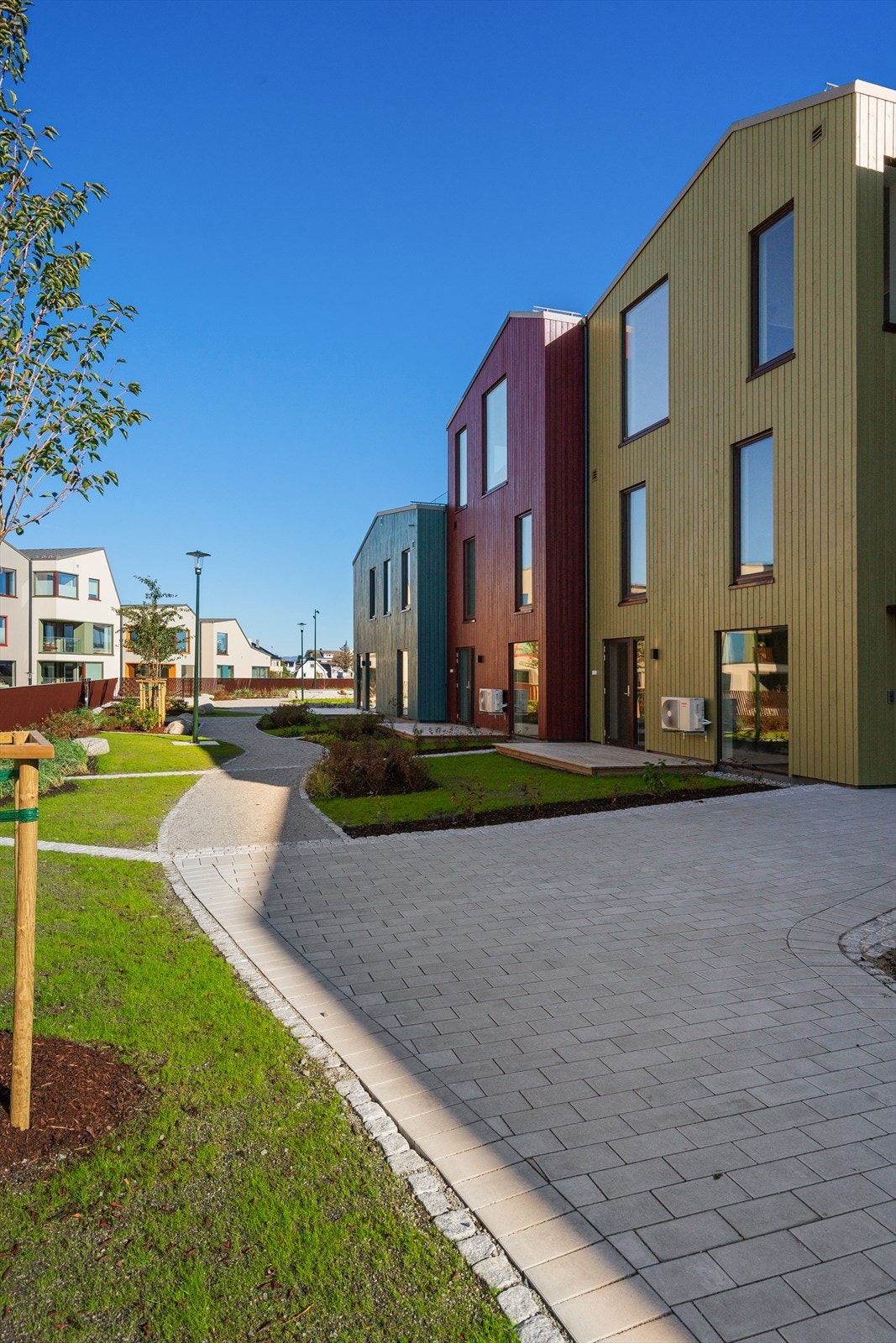 Det legges opp til arkitektur i tradisjonell sjøhusstil, med friske farger, moderne detaljer og smarte planløsninger. Galleribilde