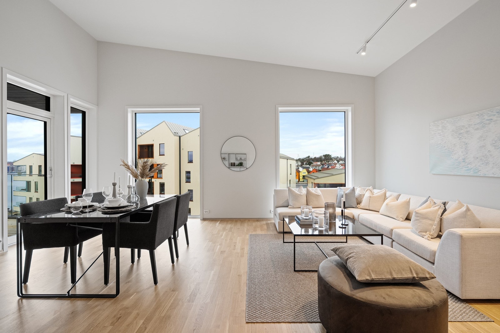 Her kan man møblere i flere soner, noe som gir plass til salong, ekstra sittegruppe og spisebord. Galleribilde