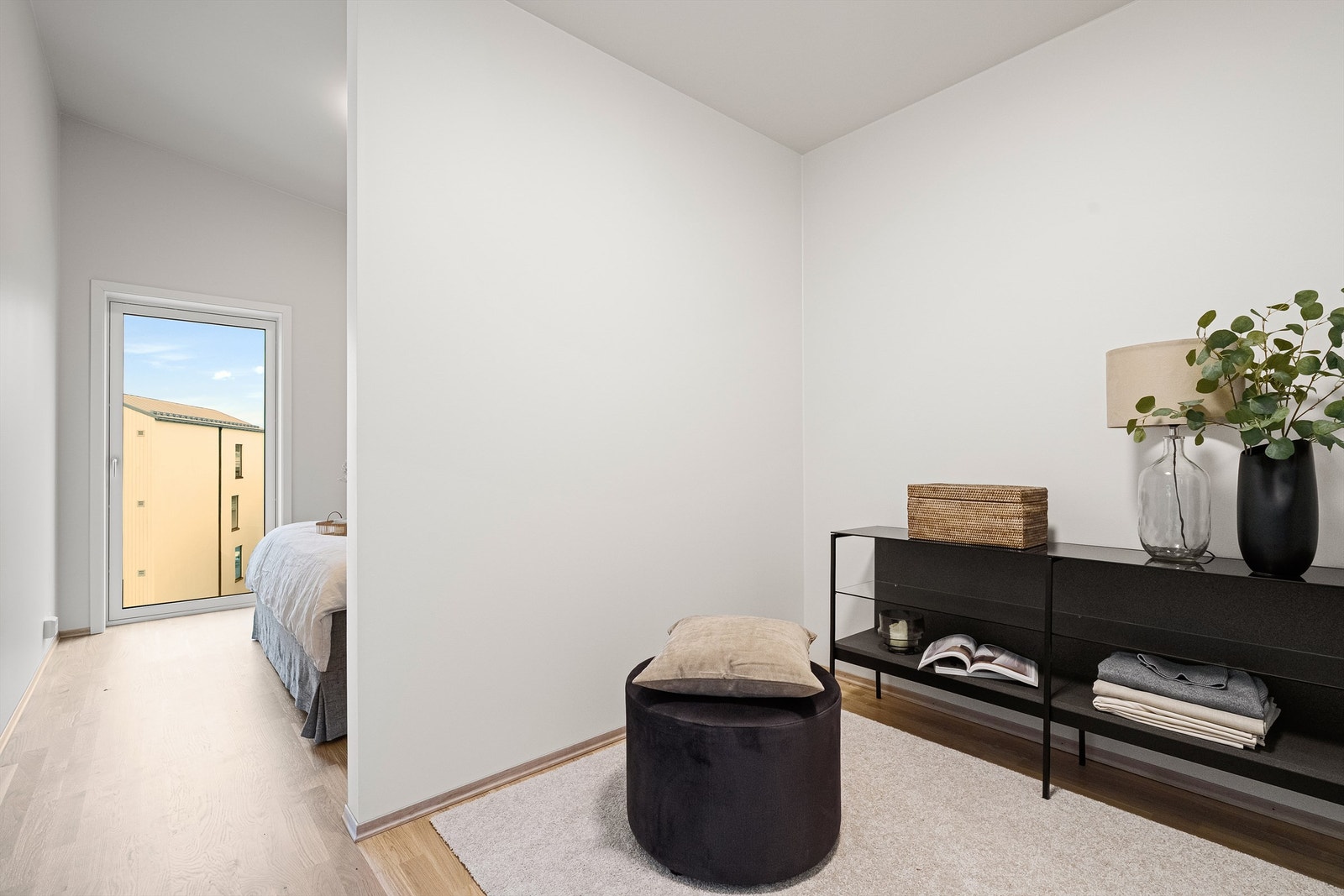 Man kommer inn i rommet som er delt av en halvvegg, slik at man enten kan møblere med garderobeskap, sette opp et garderobesystem eller bruke som til det man ønsker. Galleribilde