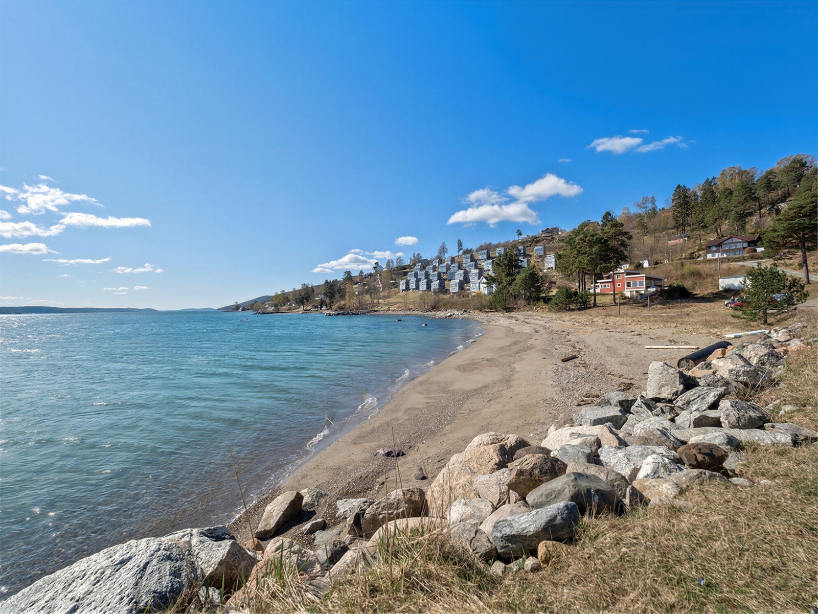 Stranden ligger kun få minutters gange fra hytta. Galleribilde