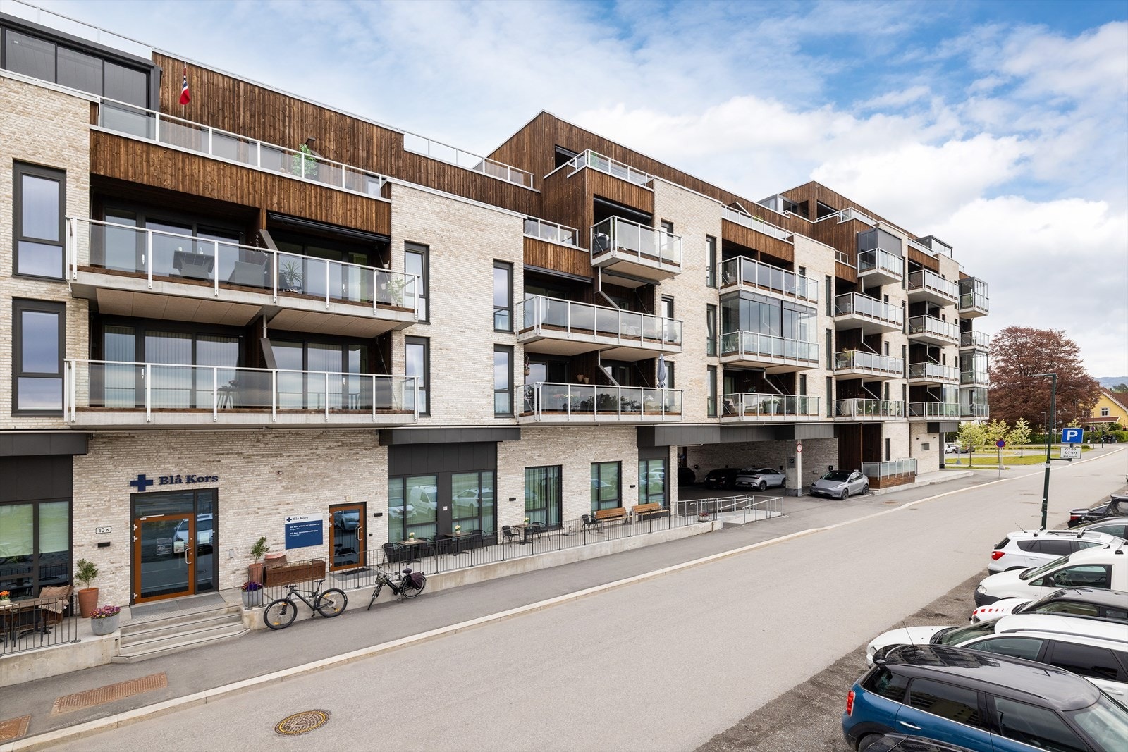 Sentrumsnært og lettvint, god bussforbindelse bl.a. til Oslo rett utenfor blokken. Galleribilde
