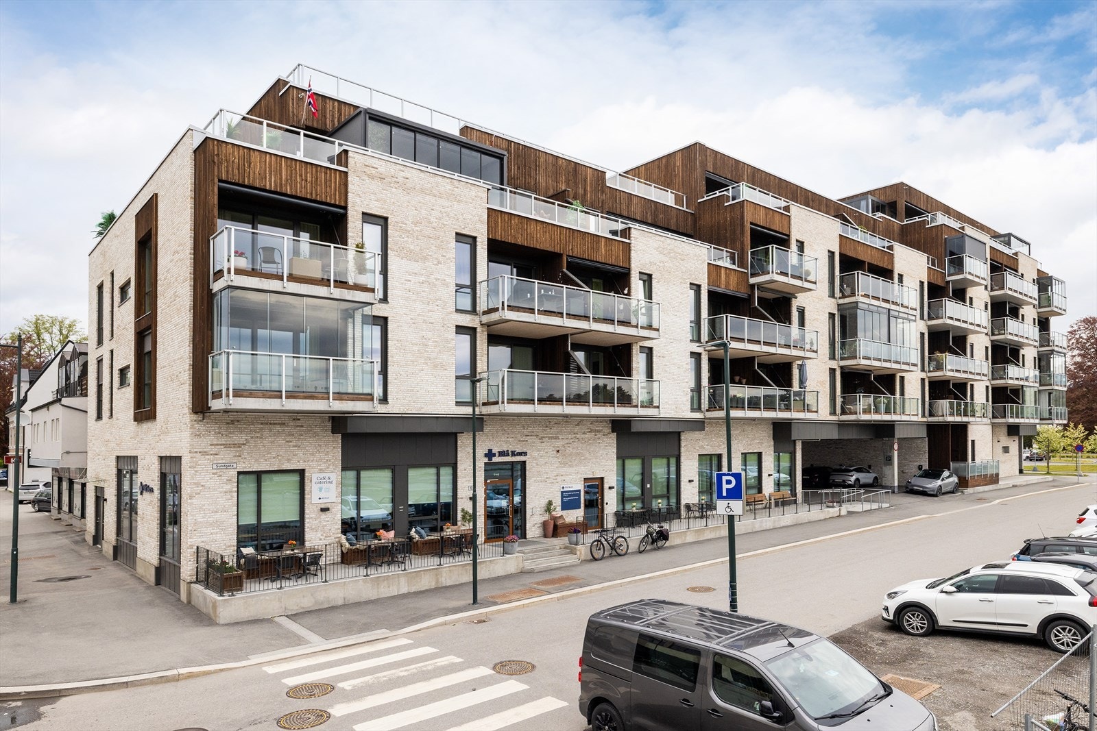 Moderne boligblokk oppført i 2022 med en kombinasjon av teglstein og trekledning. Galleribilde