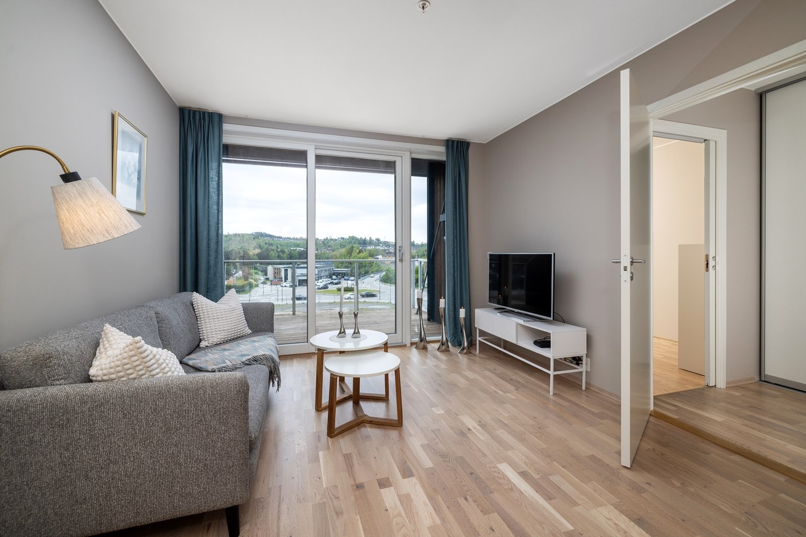Store vindusflater og skyvedør i tre med 3-lags isolerglass gir godt med lys og en fin overgang til verandaen. Galleribilde