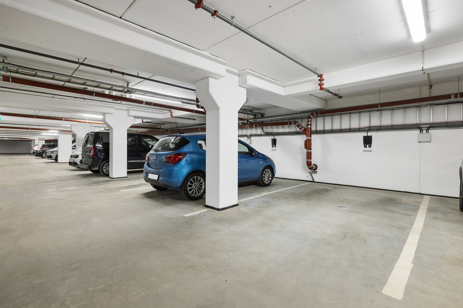 Leiligheten disponerer en fast parkeringsplass i felles parkeringskjeller. Bygget har heis. Galleribilde